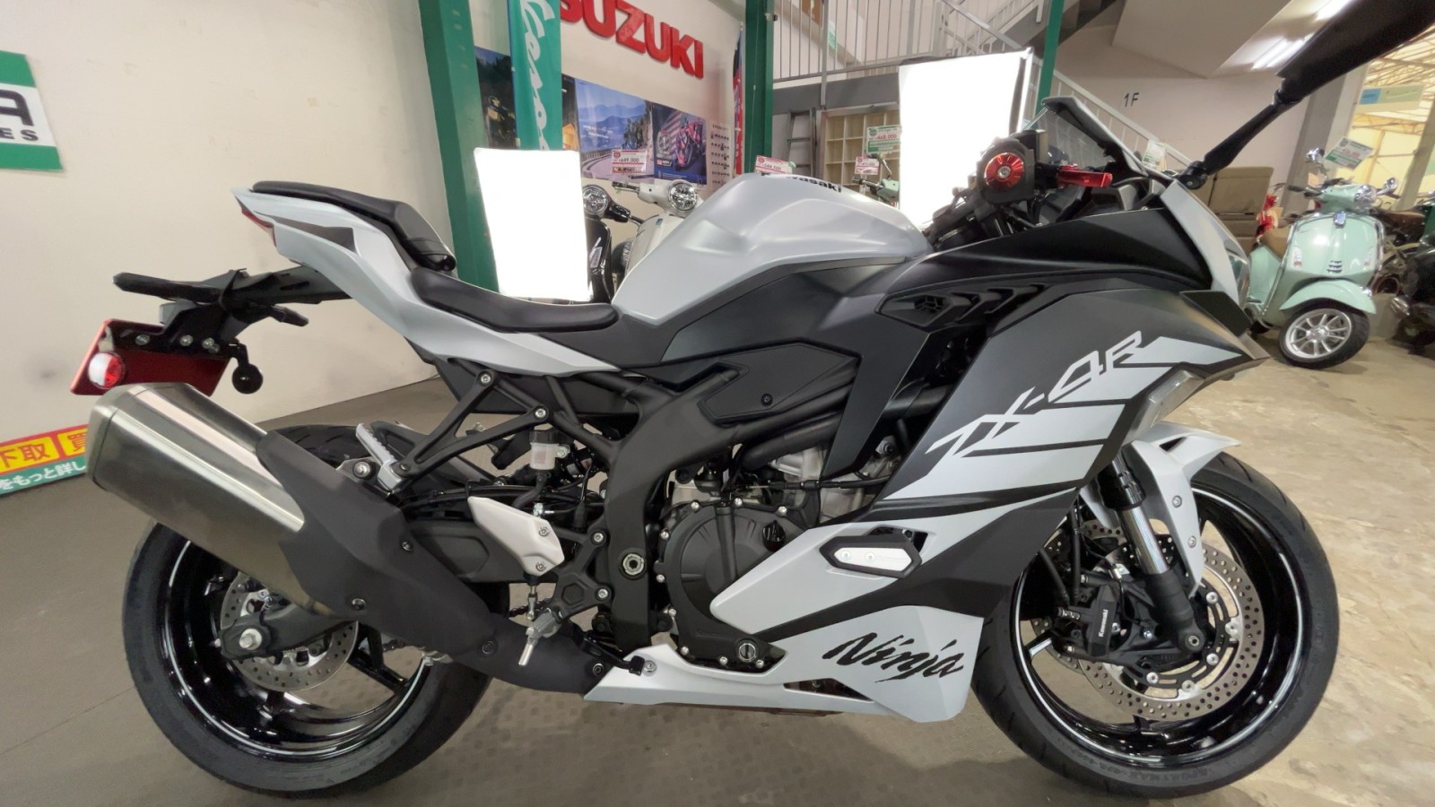中古 KAWASAKI カワサキ Ninja ZX−4R SE 2025年式 1025km